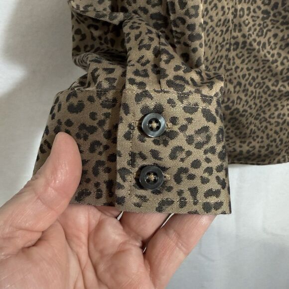 Chico's No Iron Button Leopard Print Button Up Shirt Blouse Size 2 US 12/14 - Picture 7 of 9